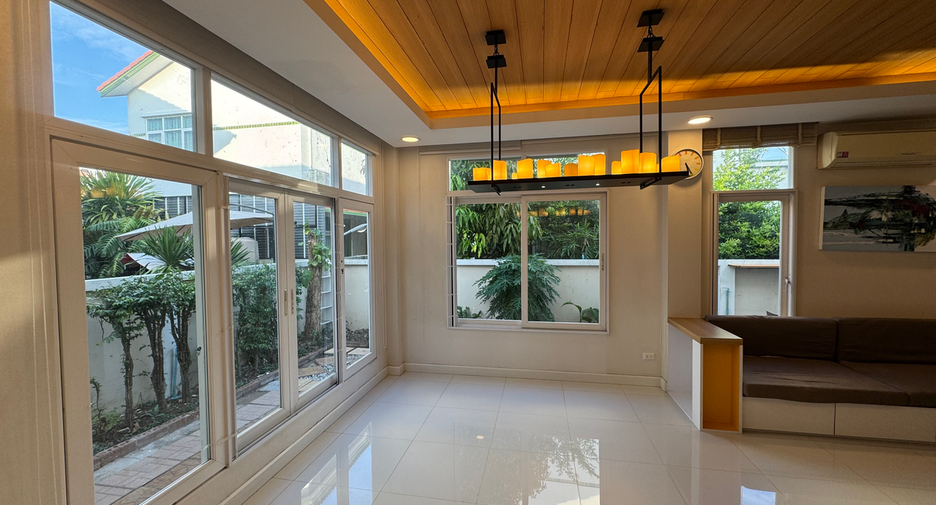 For rent 4 bedrooms house in Lat Phrao, Bangkok