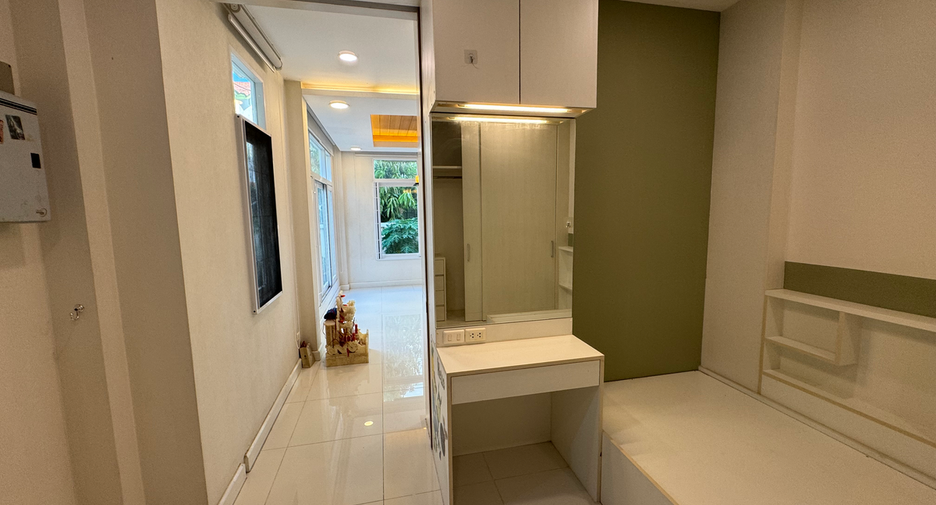 For rent 4 bedrooms house in Lat Phrao, Bangkok