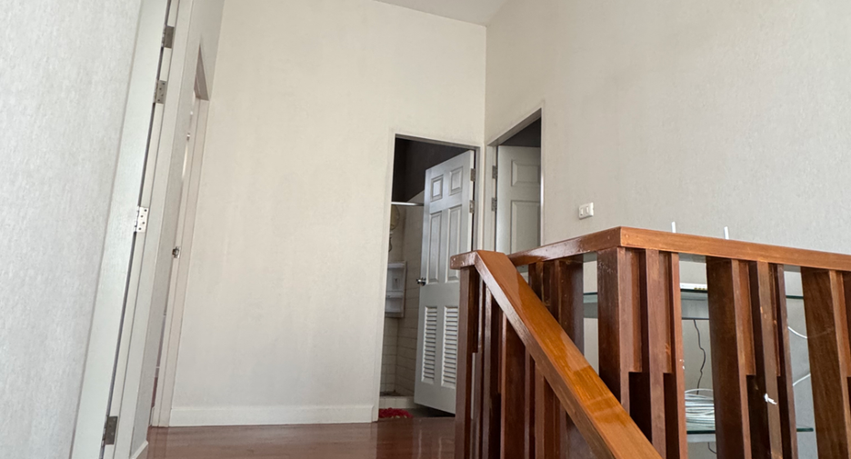 For rent 4 bedrooms house in Lat Phrao, Bangkok
