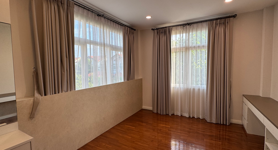For rent 4 bedrooms house in Lat Phrao, Bangkok