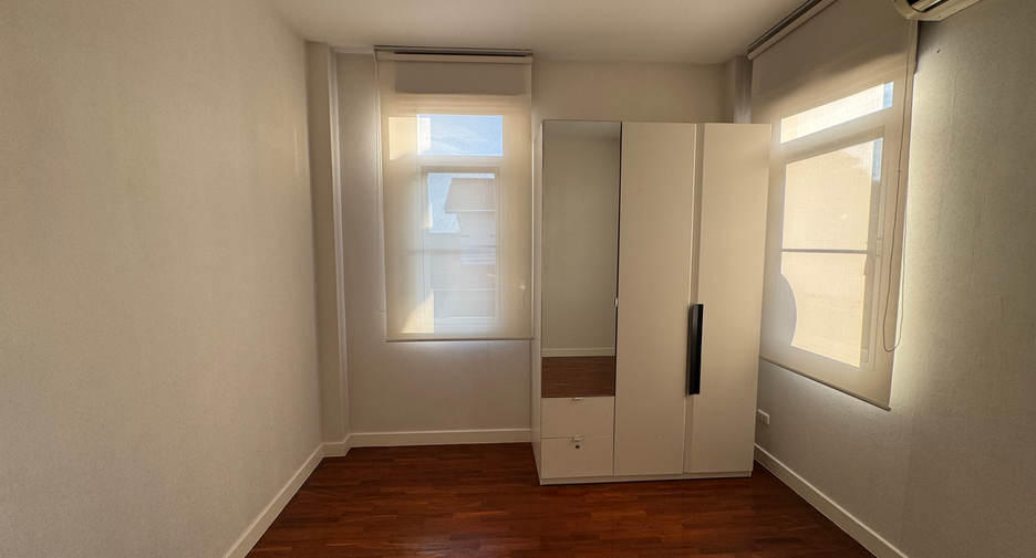 For rent 4 bedrooms house in Lat Phrao, Bangkok