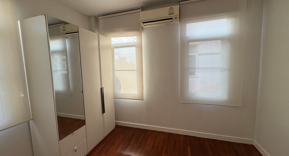 For rent 4 bedrooms house in Lat Phrao, Bangkok