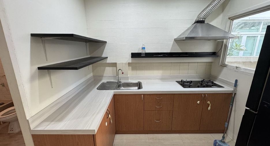 For rent 4 bedrooms house in Lat Phrao, Bangkok