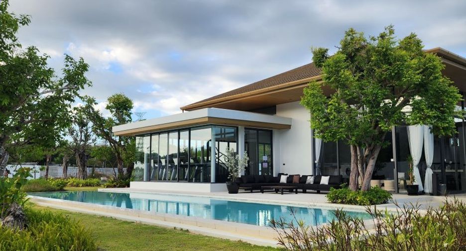 For rent 3 bedrooms villa in Mueang Phuket, Phuket