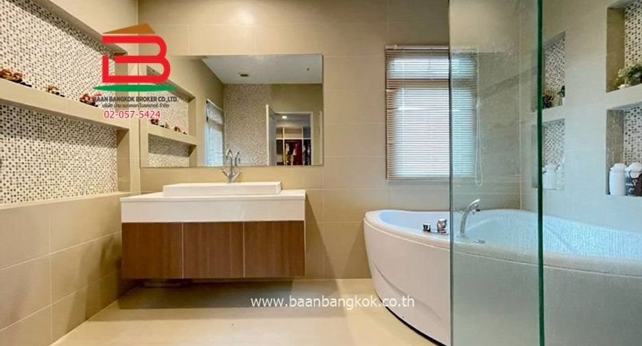 For sale 4 bedrooms house in Mueang Nonthaburi, Nonthaburi