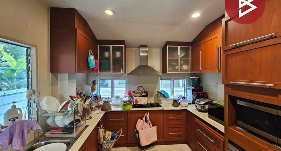 For sale 3 ベッドルーム house in Phra Khanong, Bangkok
