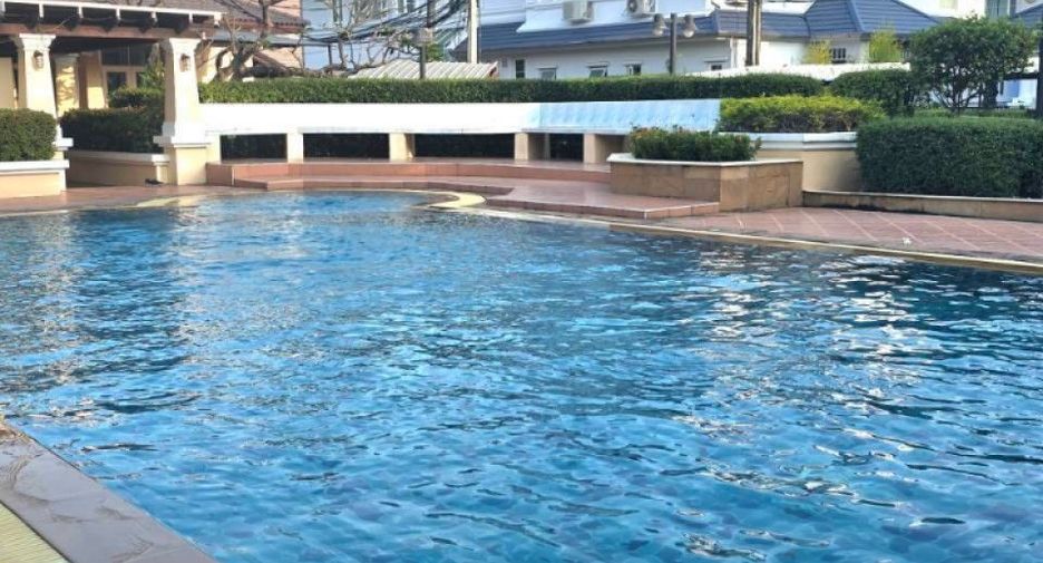 For sale 3 ベッドルーム house in Phra Khanong, Bangkok