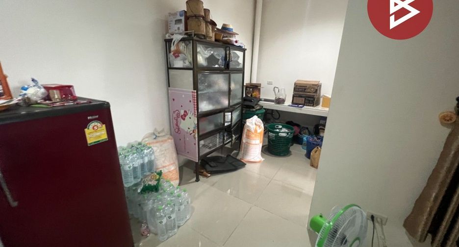 À vendre 2 chambres maison de ville à Phan Thong, Chonburi