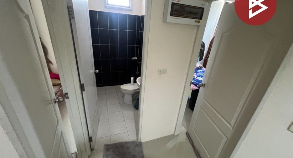 À vendre 2 chambres maison de ville à Phan Thong, Chonburi