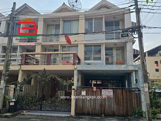 Продажа 4 спальни таунхаус в Щанг Тхонгланг, Бангкок