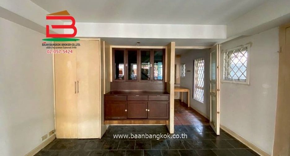 For sale 4 bedrooms townhouse in Wang Thonglang, Bangkok