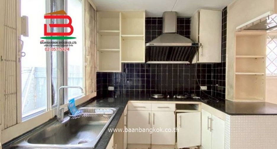 For sale 4 bedrooms townhouse in Wang Thonglang, Bangkok