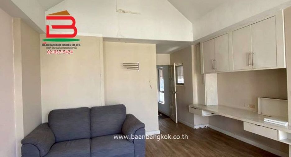 For sale 4 bedrooms townhouse in Wang Thonglang, Bangkok