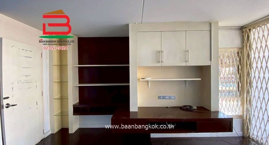 For sale 4 bedrooms townhouse in Wang Thonglang, Bangkok