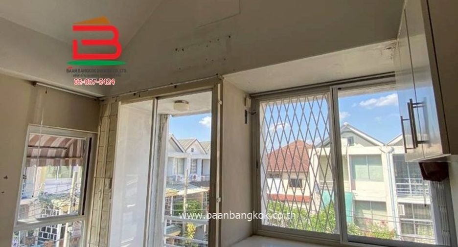 For sale 4 bedrooms townhouse in Wang Thonglang, Bangkok