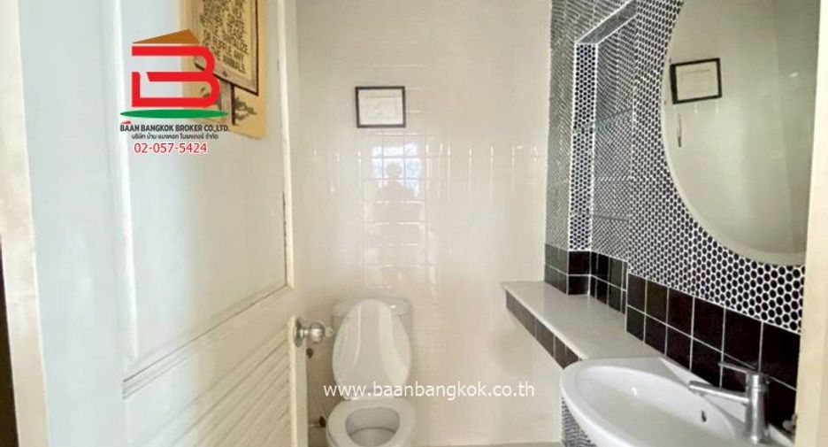 For sale 4 bedrooms townhouse in Wang Thonglang, Bangkok