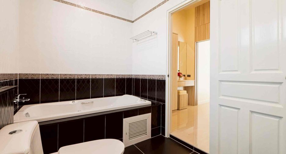 For rent 3 bedrooms villa in Bang Lamung, Chonburi