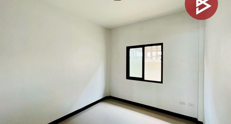 À vendre 3 chambres maison de ville à Nikhom Phatthana, Rayong