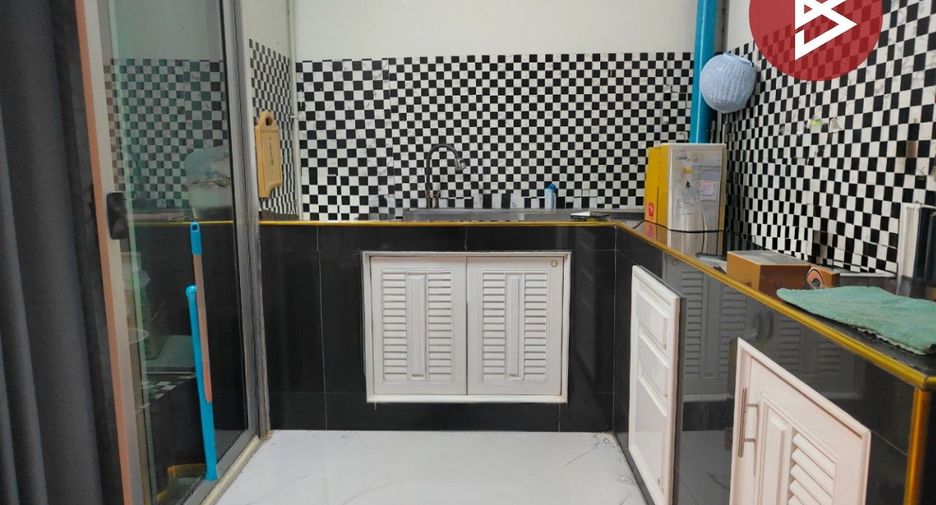 For sale 4 bedrooms townhouse in Bang Pakong, Chachoengsao