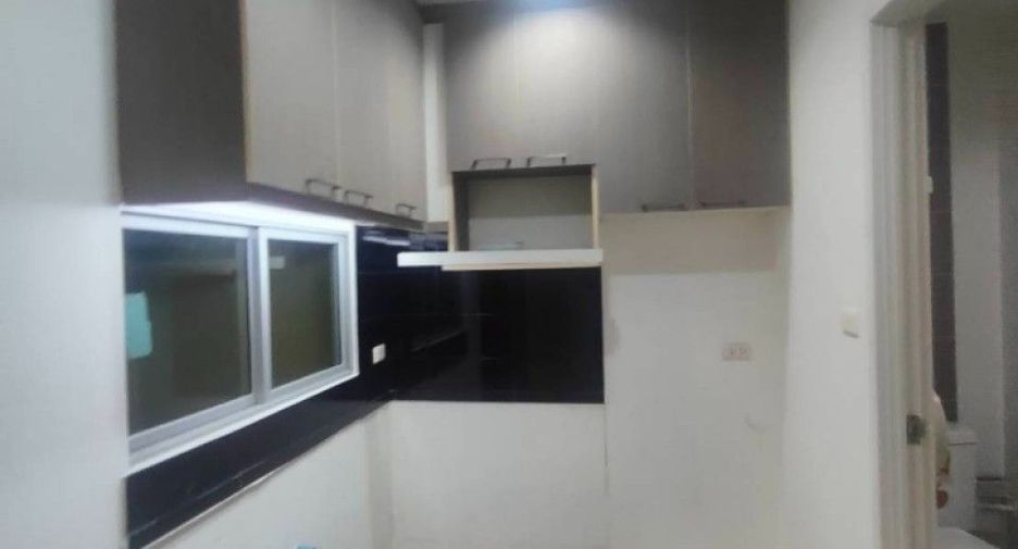 Casa adosada en venta de 3 habitaciones en Bang Phli, Samut Prakan
