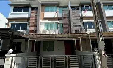 Casa adosada en alquiler de 3 habitaciones en Lat Krabang, Bangkok