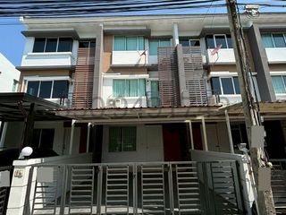 出租 3 卧室 联排别墅 在 Lat Krabang, 曼谷