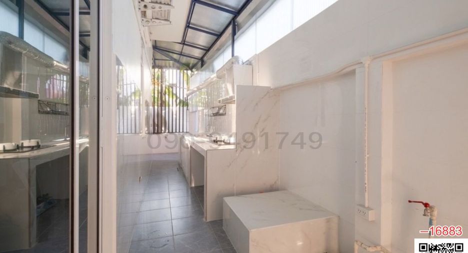 For rent 7 bedrooms townhouse in Don Mueang, Bangkok