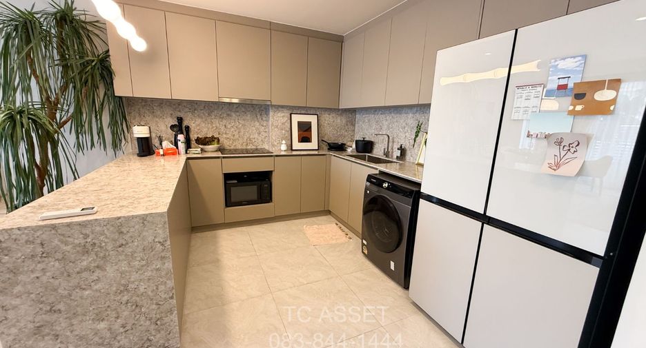 For rent 3 bedrooms condo in Huai Khwang, Bangkok