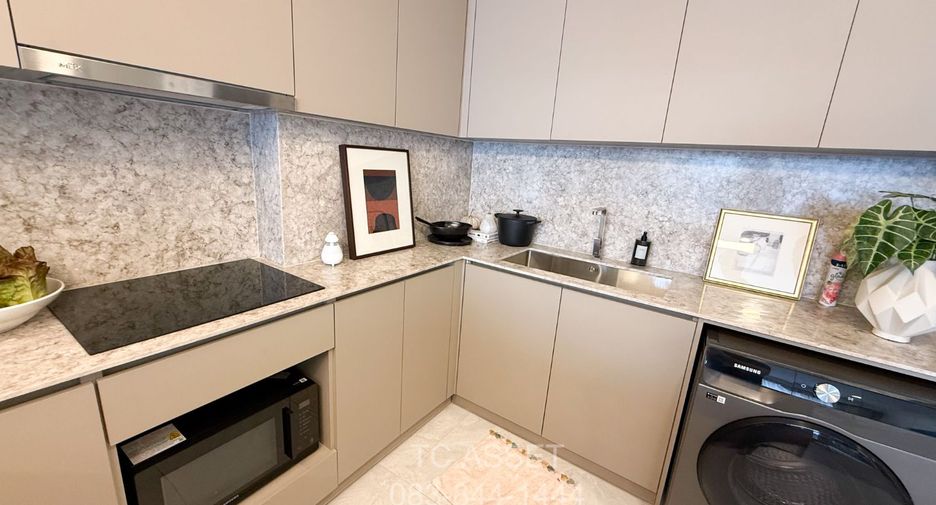 For rent 3 bedrooms condo in Huai Khwang, Bangkok