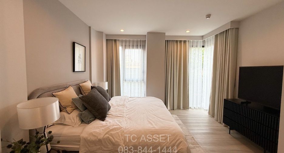 For rent 3 bedrooms condo in Huai Khwang, Bangkok