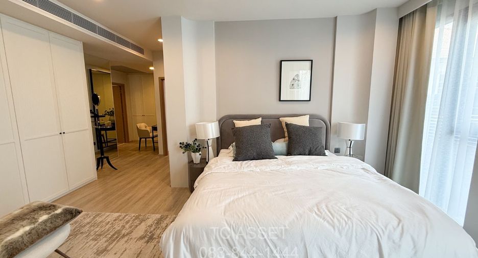 For rent 3 bedrooms condo in Huai Khwang, Bangkok