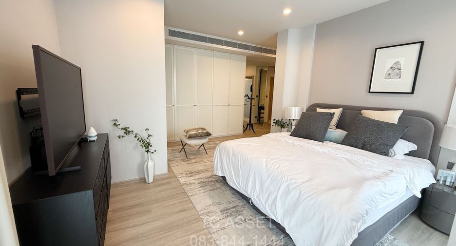 For rent 3 bedrooms condo in Huai Khwang, Bangkok