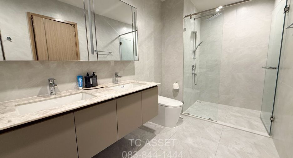 For rent 3 bedrooms condo in Huai Khwang, Bangkok