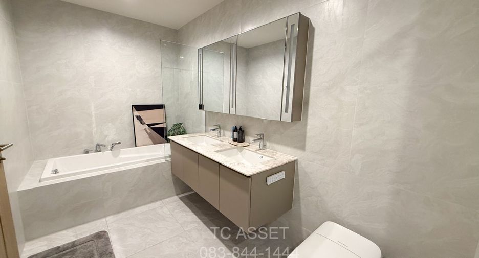 For rent 3 bedrooms condo in Huai Khwang, Bangkok