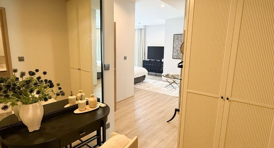 For rent 3 bedrooms condo in Huai Khwang, Bangkok