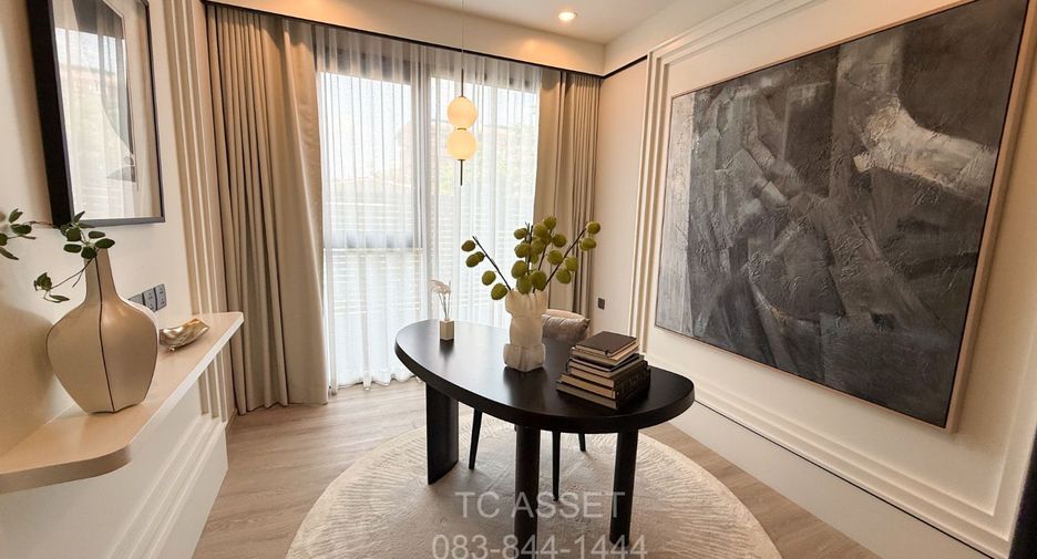 For rent 3 bedrooms condo in Huai Khwang, Bangkok