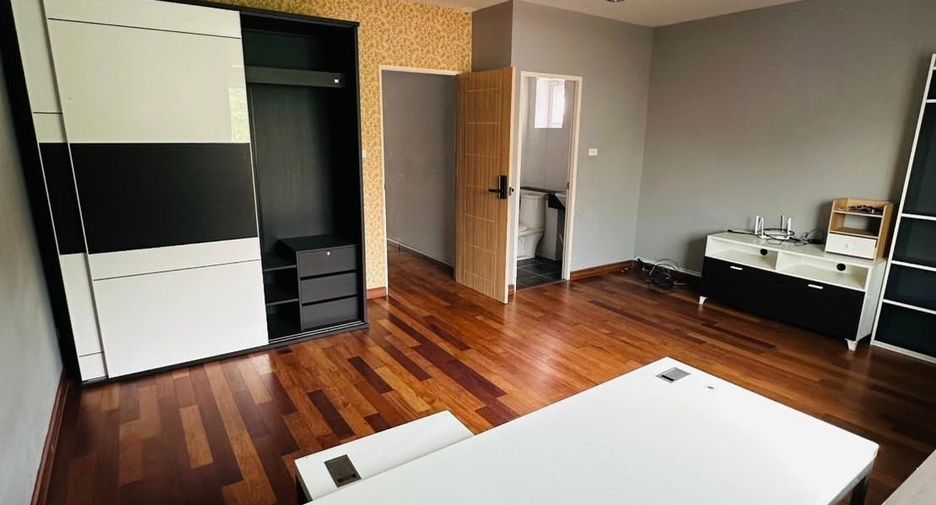 For rent 4 bedrooms townhouse in Bang Kapi, Bangkok
