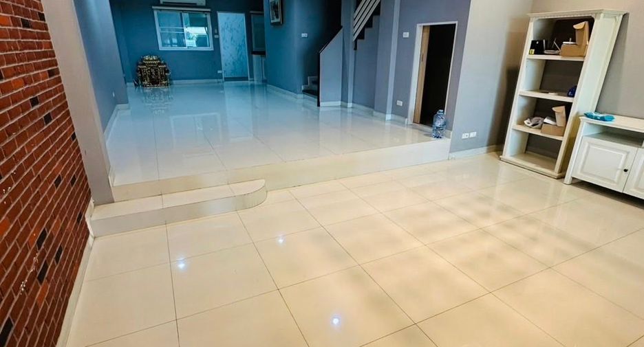 For rent 4 bedrooms townhouse in Bang Kapi, Bangkok