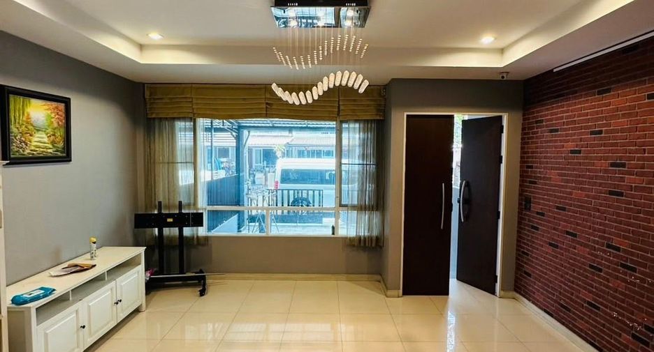 For rent 4 bedrooms townhouse in Bang Kapi, Bangkok