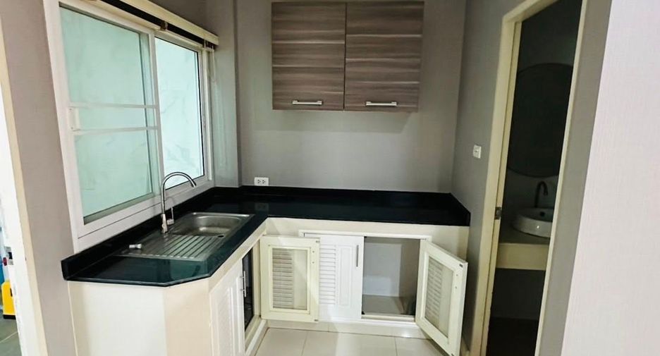 For rent 4 bedrooms townhouse in Bang Kapi, Bangkok