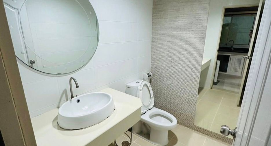 For rent 4 bedrooms townhouse in Bang Kapi, Bangkok