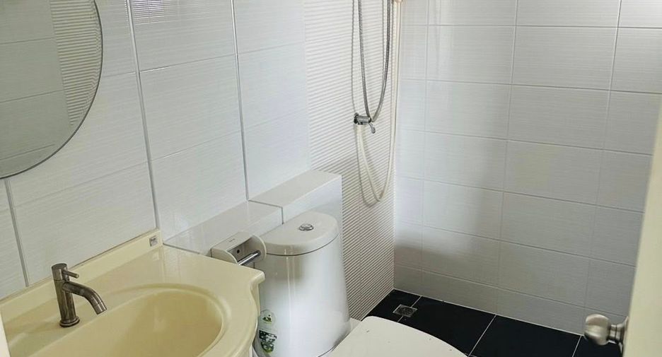 For rent 4 bedrooms townhouse in Bang Kapi, Bangkok