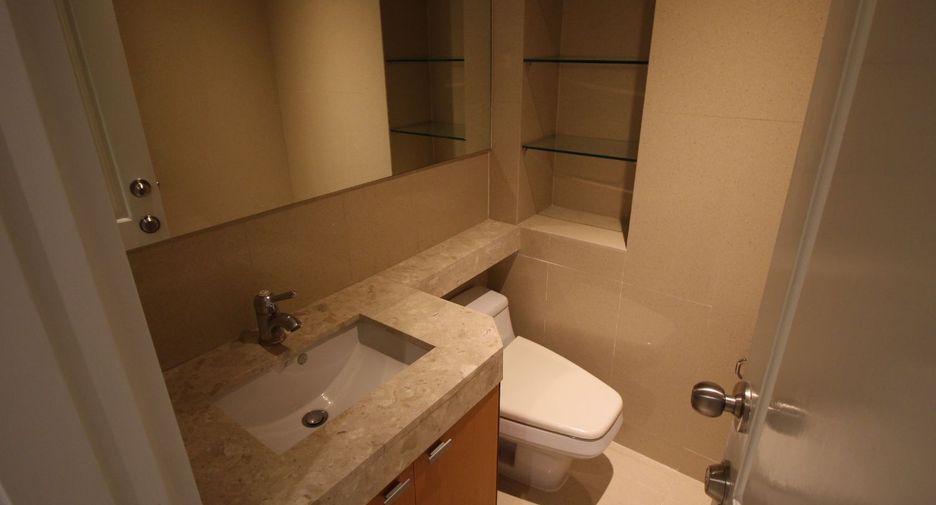 For rent 3 bedrooms condo in Pathum Wan, Bangkok