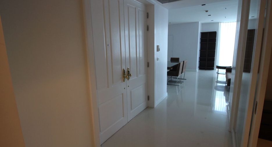 For rent 3 bedrooms condo in Pathum Wan, Bangkok