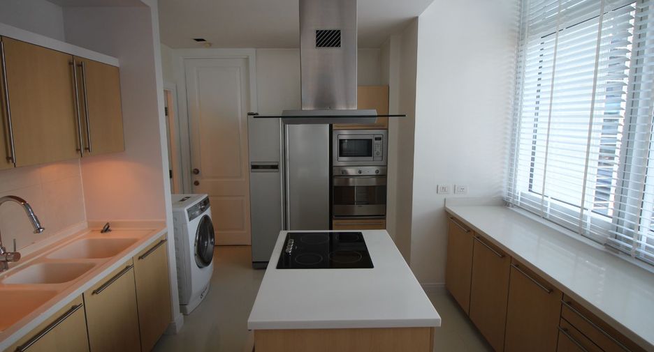 For rent 3 bedrooms condo in Pathum Wan, Bangkok