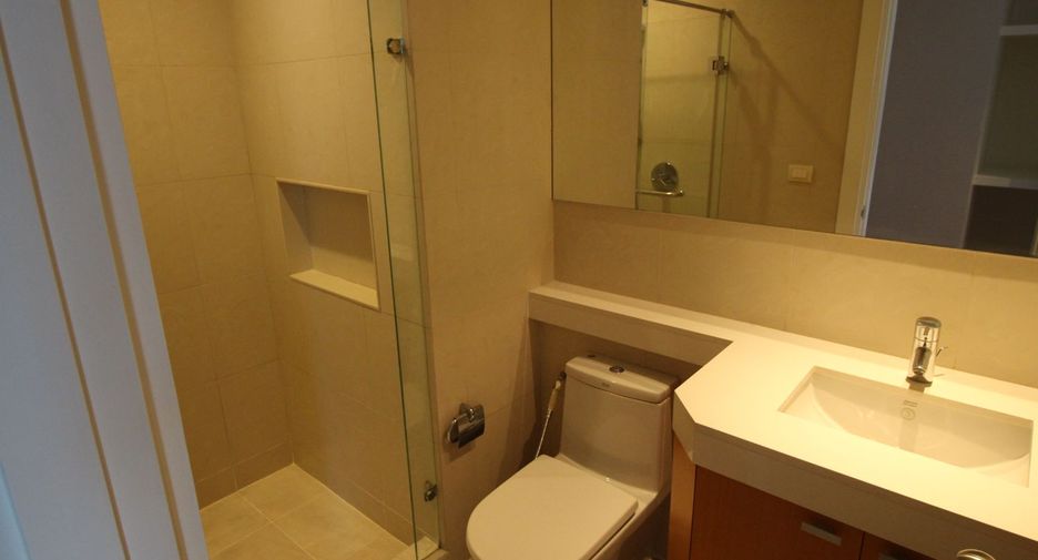 For rent 3 bedrooms condo in Pathum Wan, Bangkok
