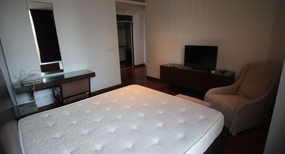For rent 3 bedrooms condo in Pathum Wan, Bangkok