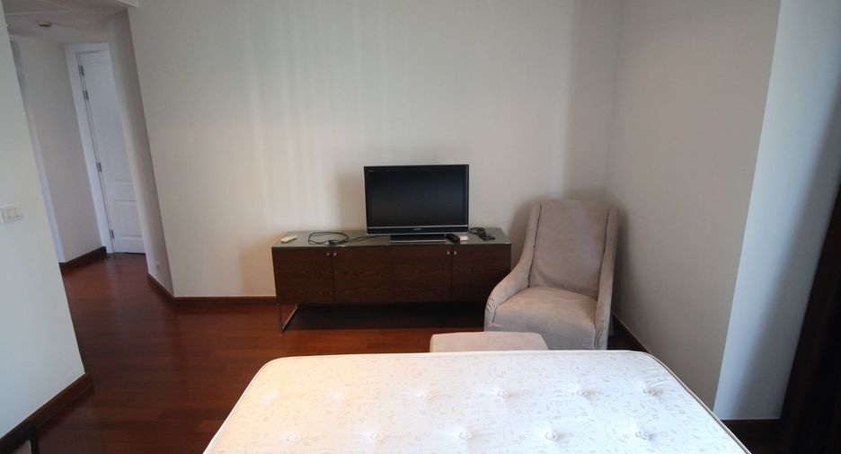 For rent 3 bedrooms condo in Pathum Wan, Bangkok