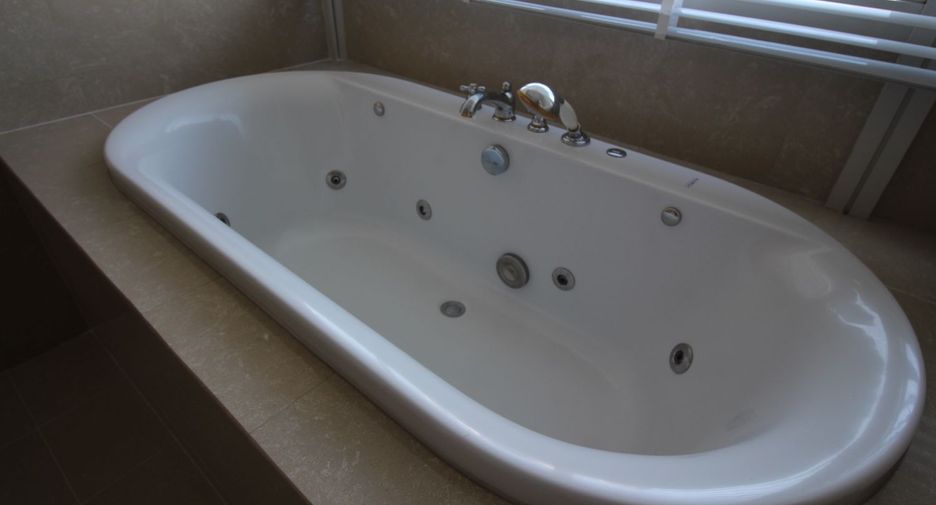 For rent 3 bedrooms condo in Pathum Wan, Bangkok