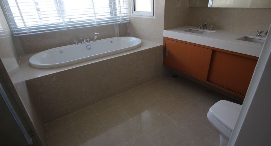 For rent 3 bedrooms condo in Pathum Wan, Bangkok
